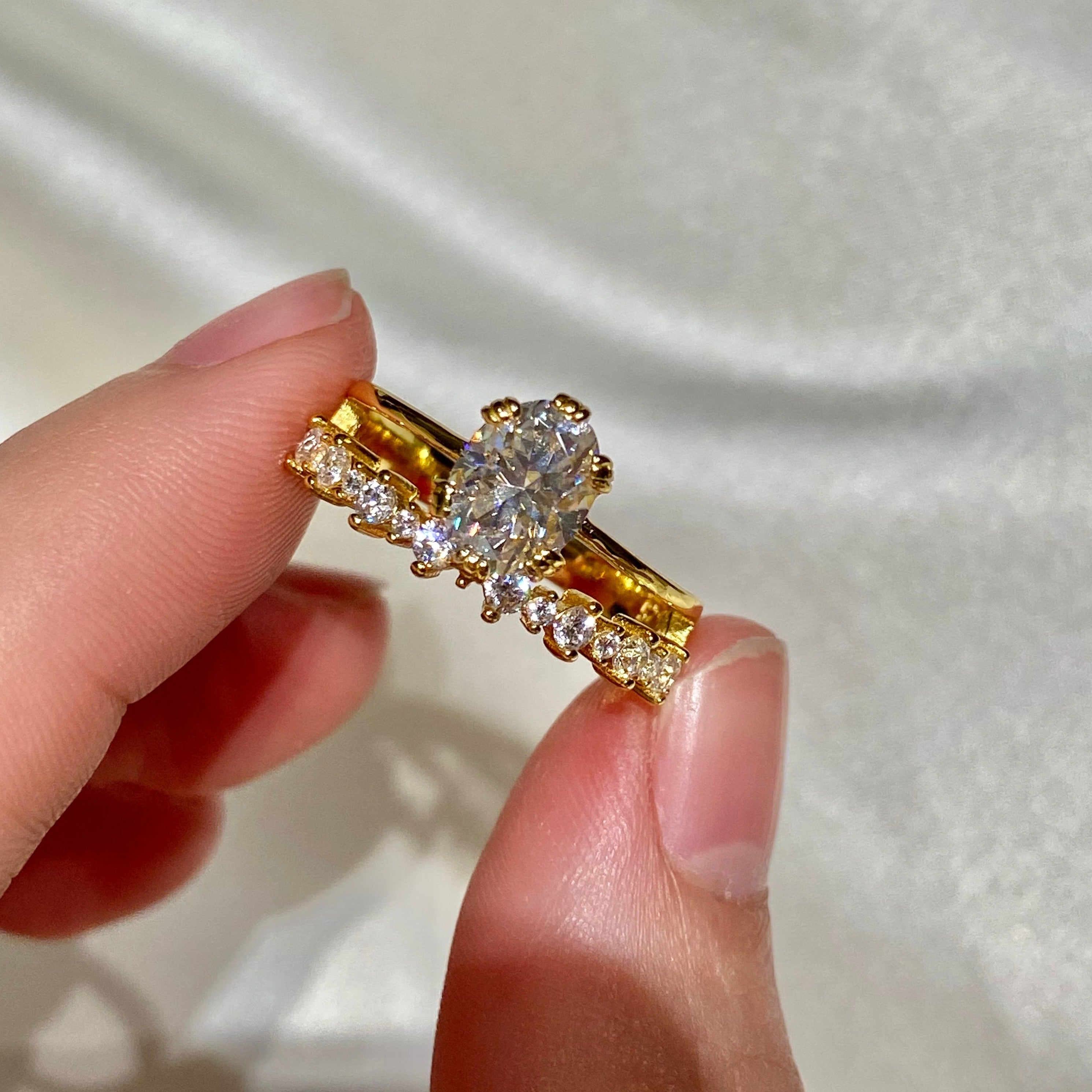 <27>Sophia —— Oval Solitaire Double Bar Moissanite Ring in Yellow