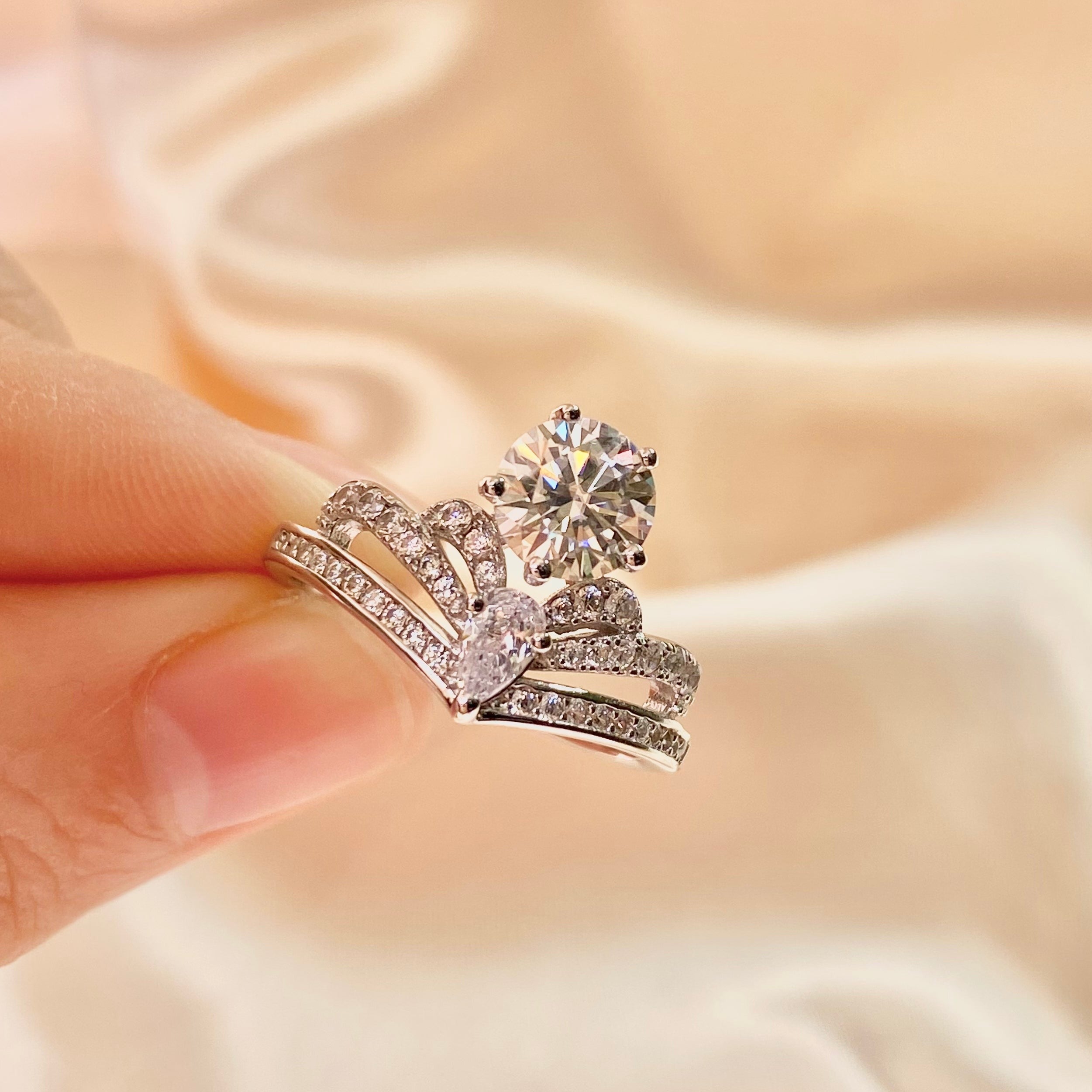 <11>Queenie —— Crown Round Moissanite Ring in White